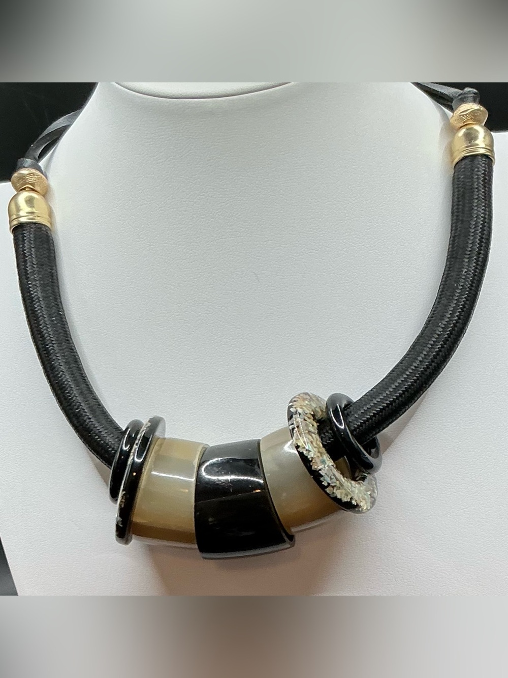 CHICOS GOLD TONE BLACK AND CREAM LARGE RESIN SLIDER BEAD NECKLACE